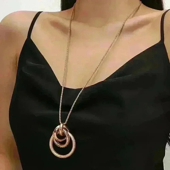 Elegant Multi-Circle Pendant Sweater Necklace - Picture 2 of 3